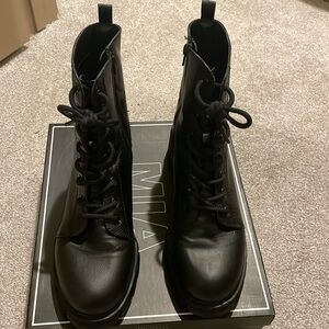 Women’s MIA Combat Boots in size 10